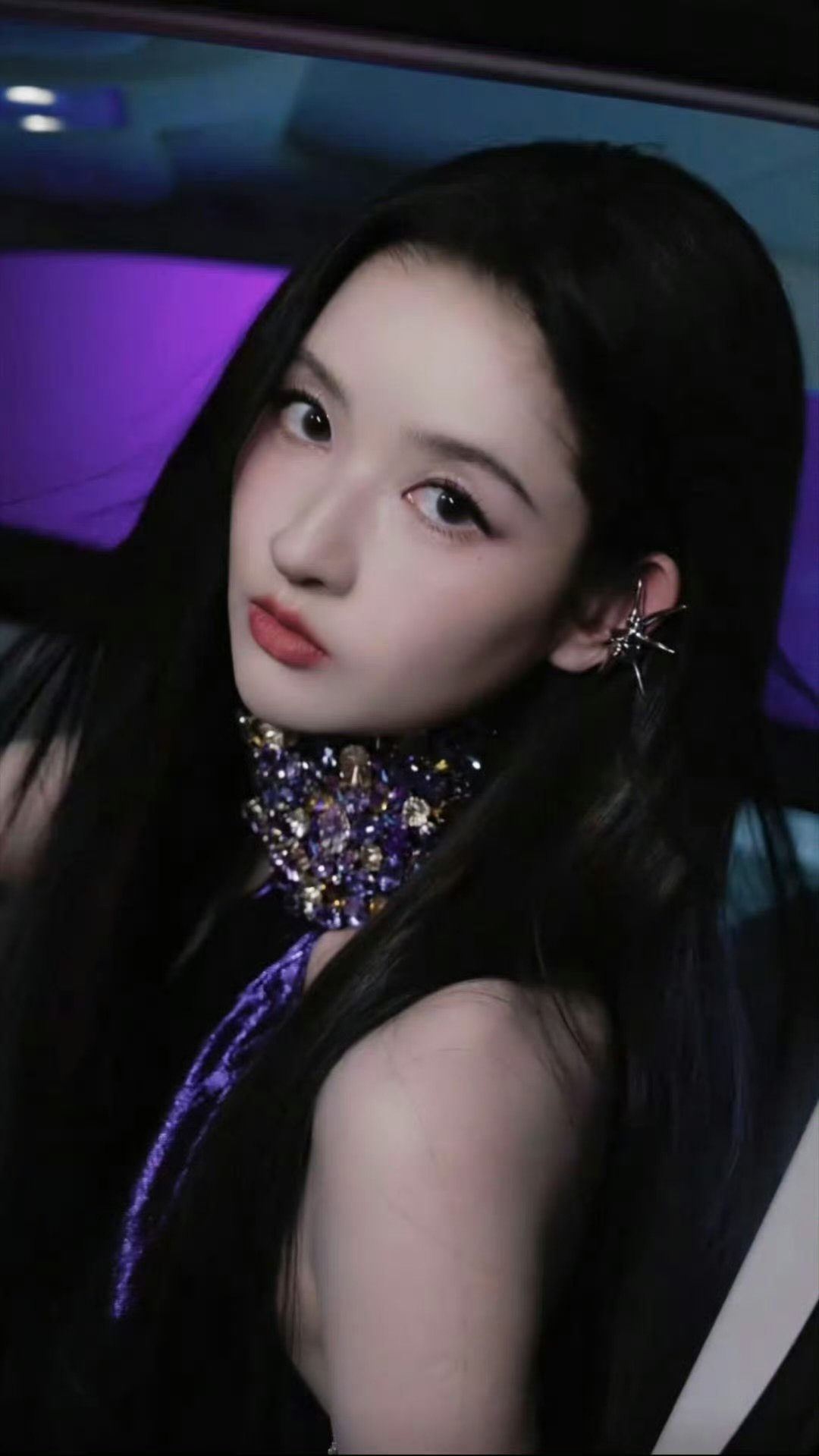 王玉雯暗夜紫氛围感王玉雯紫色缎面流光裙 王姐这个妆造不要太杀我了