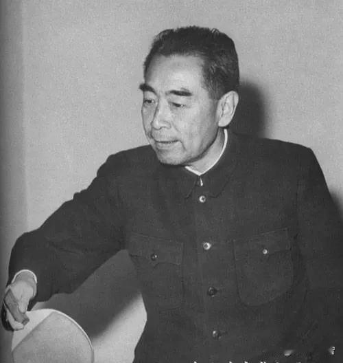 [赞]你当然知道图中的人是谁？伟大的周恩来总理。[庆祝][庆祝][庆祝][庆祝]