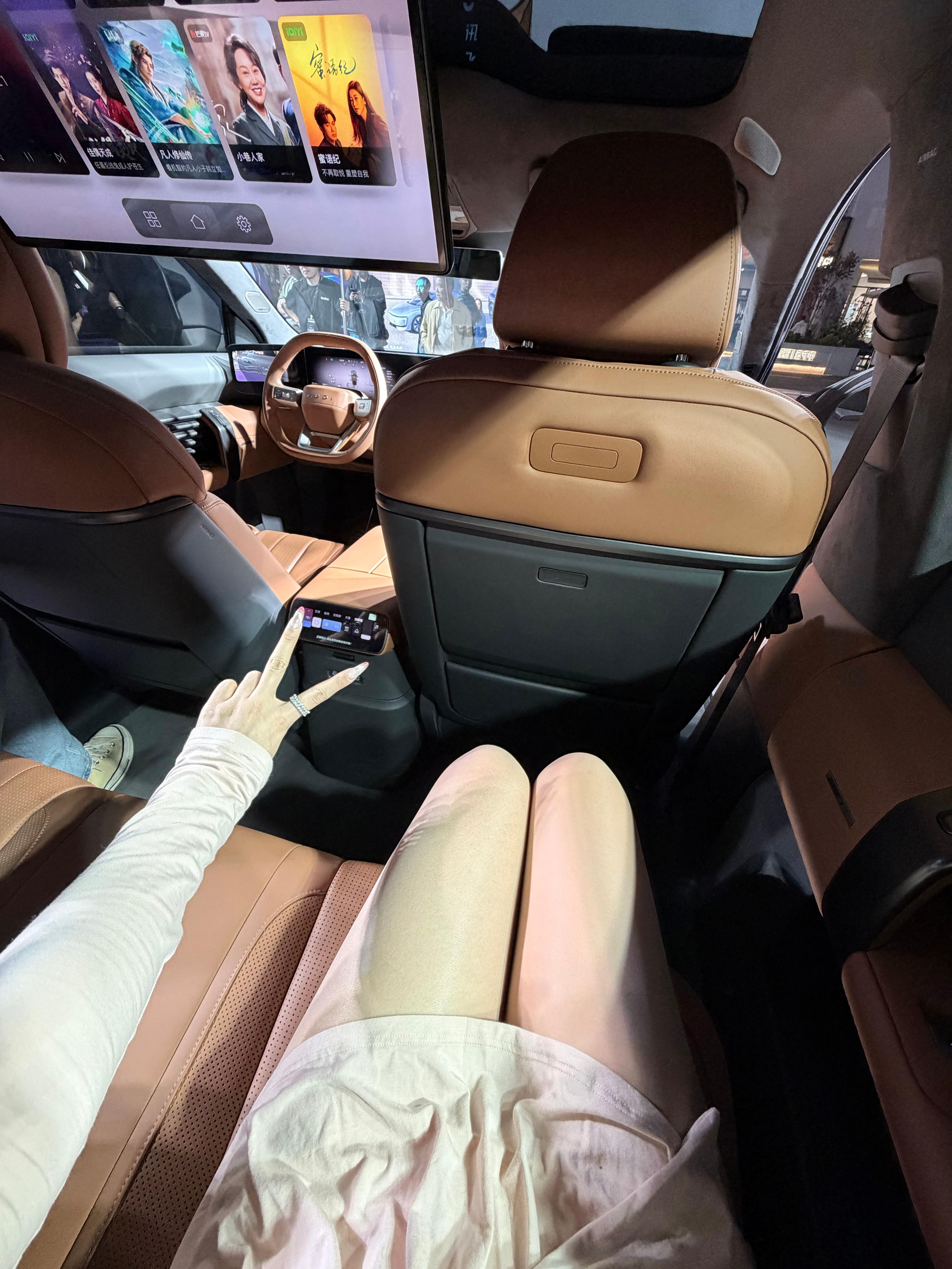 奥迪E7X预售价出来啦奥迪E7X预售28.98万元起第二款带字母标的AUDI，发