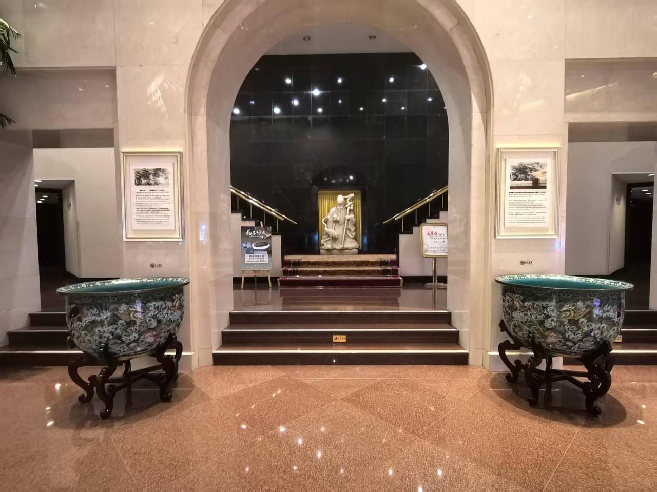 在酒店许愿灵吗？

发现入住的酒店大堂里摆放有两只大缸。大缸的表面有彩绘的龙纹。