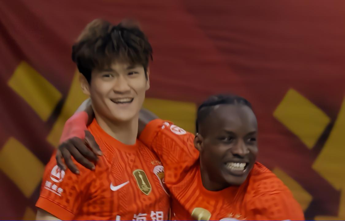 中超卫冕冠军海港4-0大胜武汉三镇，结束联赛三场不胜，刘祝润传射建功，魏震、蒋光