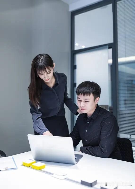 这个平台上大部分都是中年人，大家应该也看得清楚很多事情：

就比如说上班吧！如果