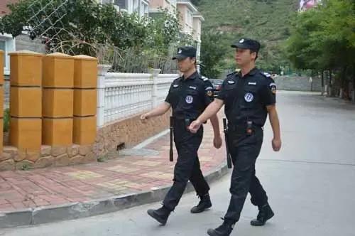 做保安的晚班当然不能睡觉。如果睡觉了，还值晚班干什么？但是，实际上晚班的保安是睡