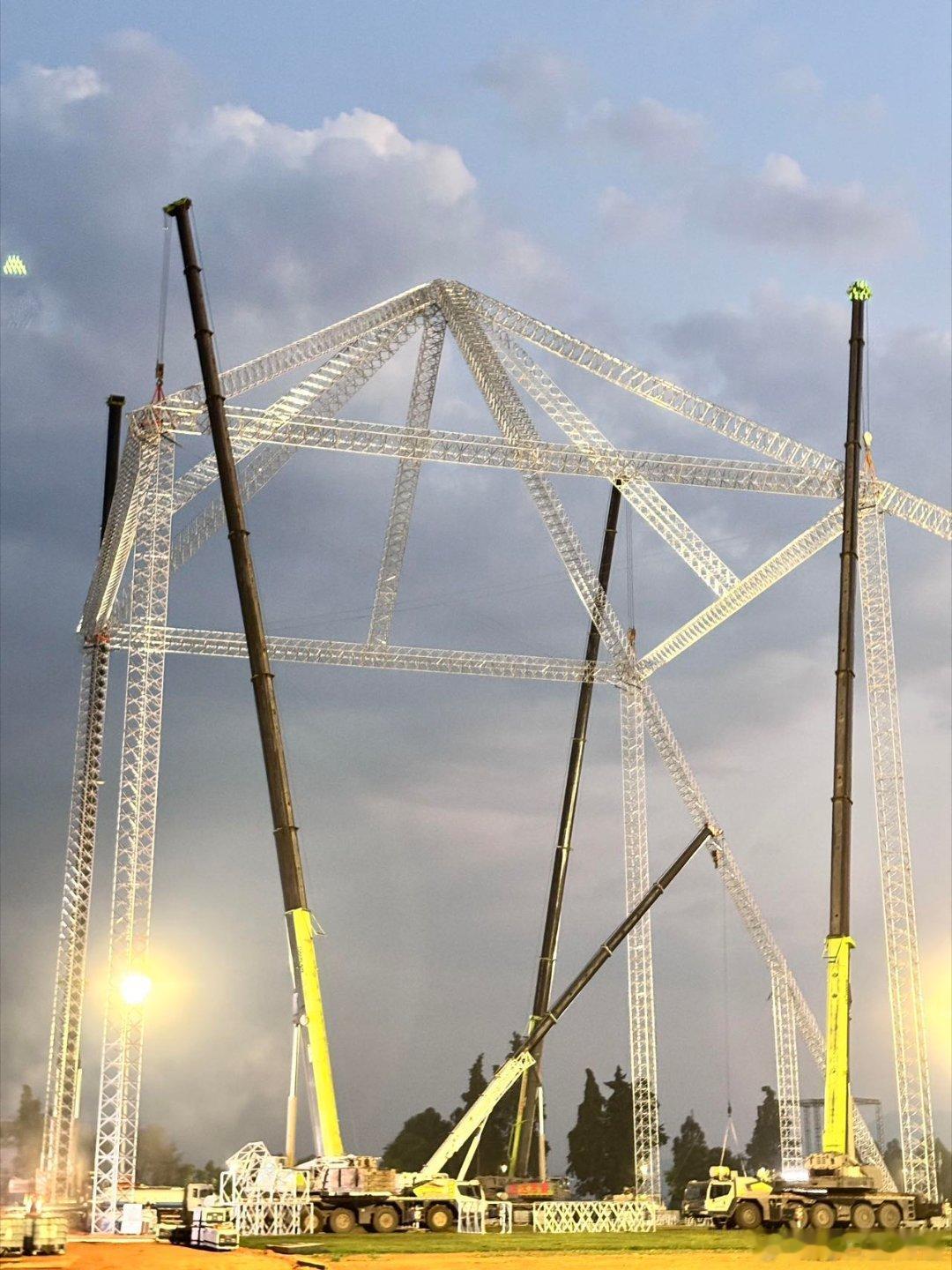 业内谈华晨宇演唱会场地搭建难度 乐园模式让审批难度指数级加倍，除了舞美还要解决人