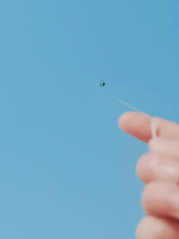直击加油机“空中穿针引线”，这画面简直绝了！想象一下，在几千米的高空，加油机和受