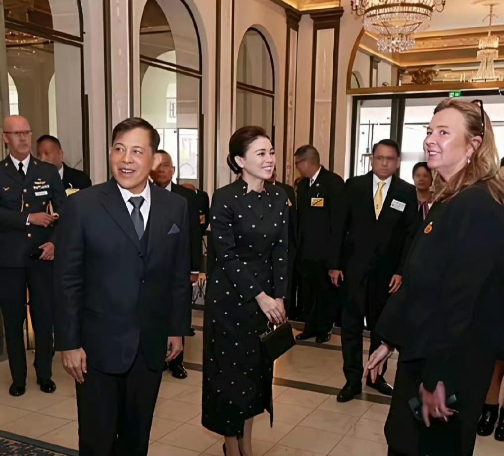 苏提达王后堪称“降维打击”级别的硬核女性，持证开飞机+精通多国外语+三军上将， 