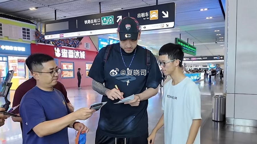 小鲨鱼陶汉林休假期间，于今天中午抵达威海，变身专属一日店长，明日参加山东高速威海