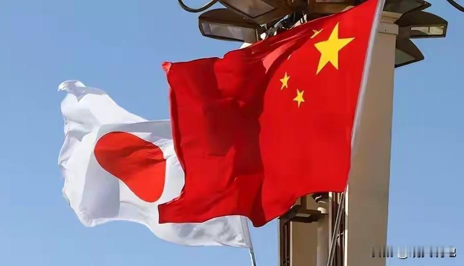 有没有发现，作为资讯风向标的头条，一度霸榜的中日冲突消息，正在悄悄从头条的榜单消