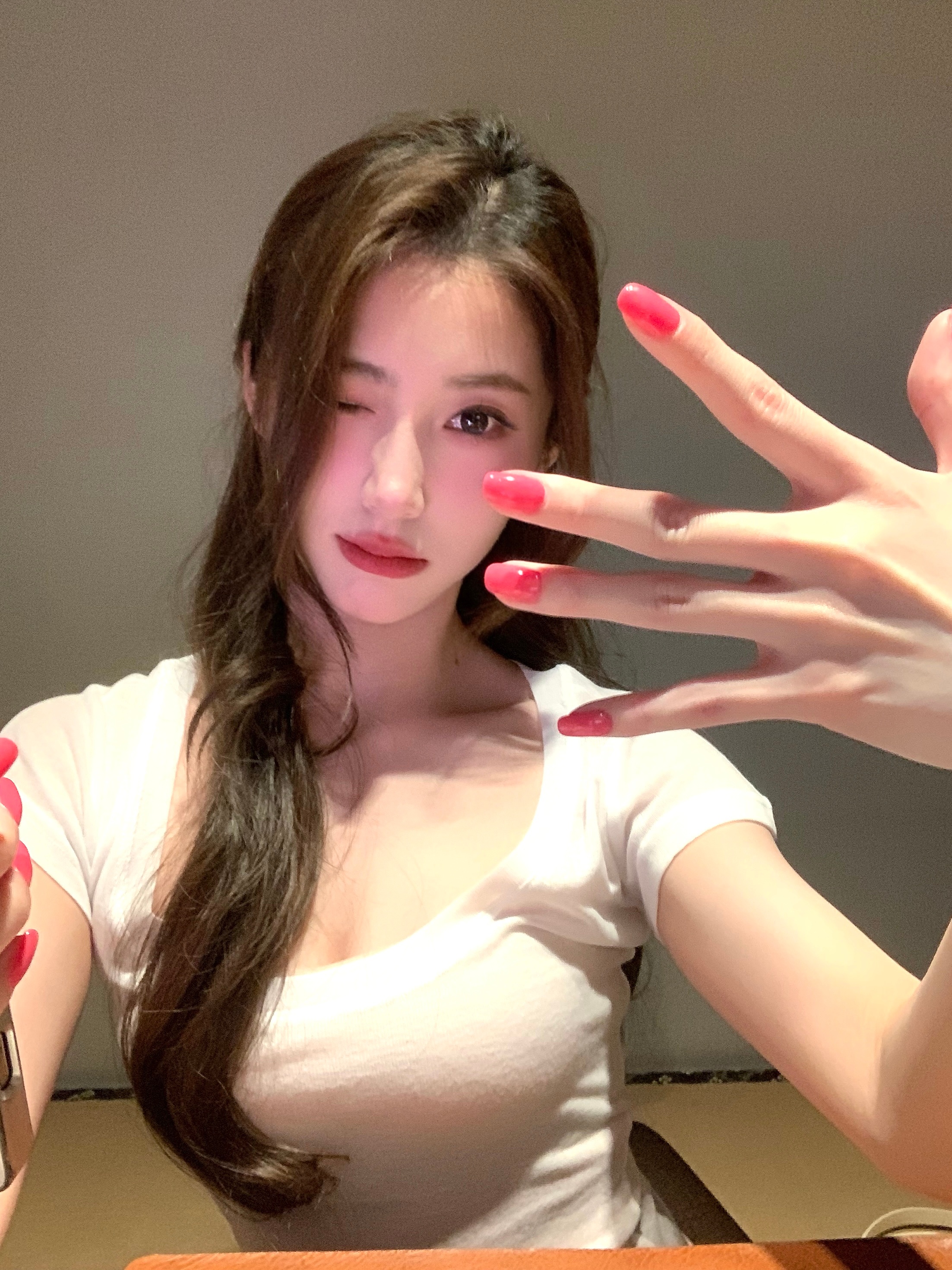 撒娇超过三句没达到目的就翻脸🙈 ​​​