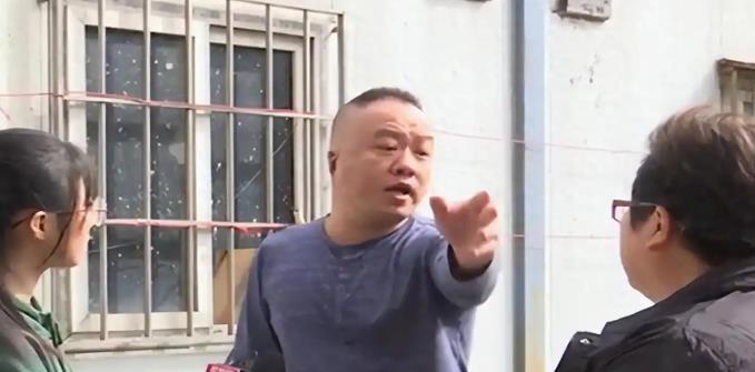 断臂男子独自赡养父母20年，为还外债卖掉老房子，谁知母亲偷偷给国外的3个儿女打电