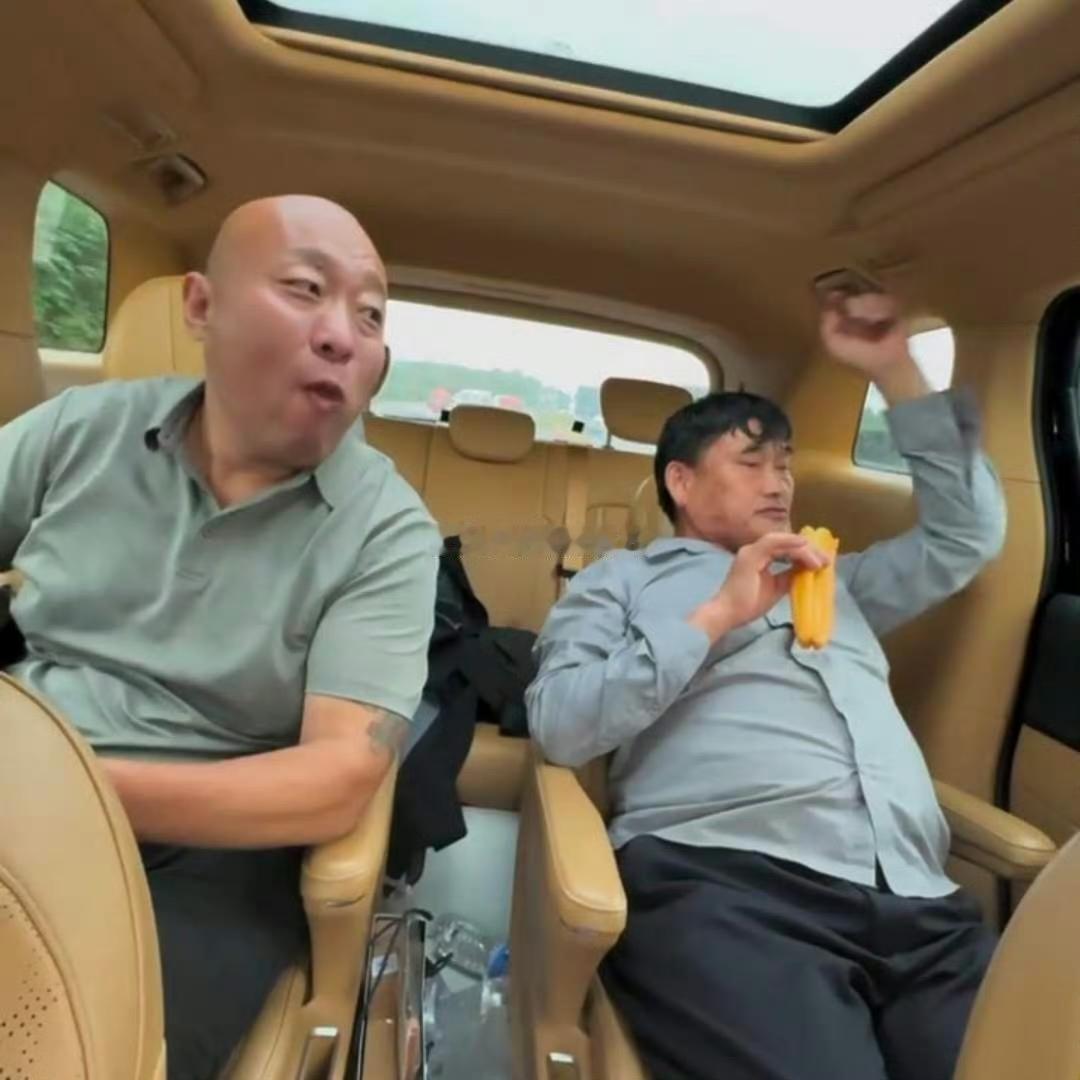大衣哥这反差感真的绝了！平时在村里晃悠，大肚腩往前凸，穿得随随便便像个普通老农，