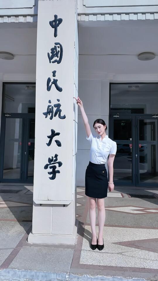 和学校的校牌合个影