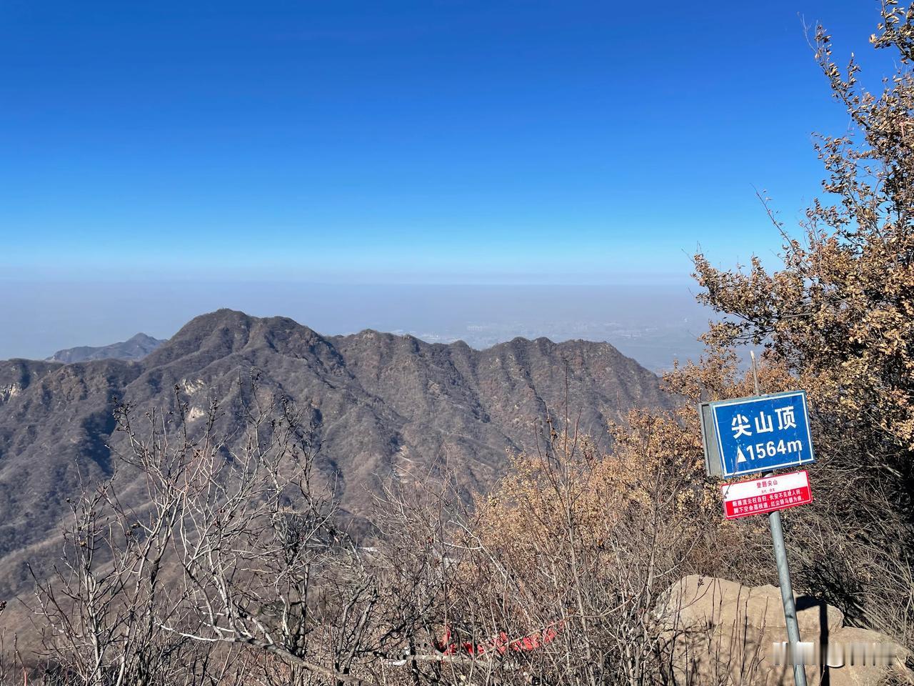 【七绝•寒风一夜撼篱笆】
寒风一夜撼篱笆，瑞雪拥门未入家。
恰是寻梅绝好日，奈何