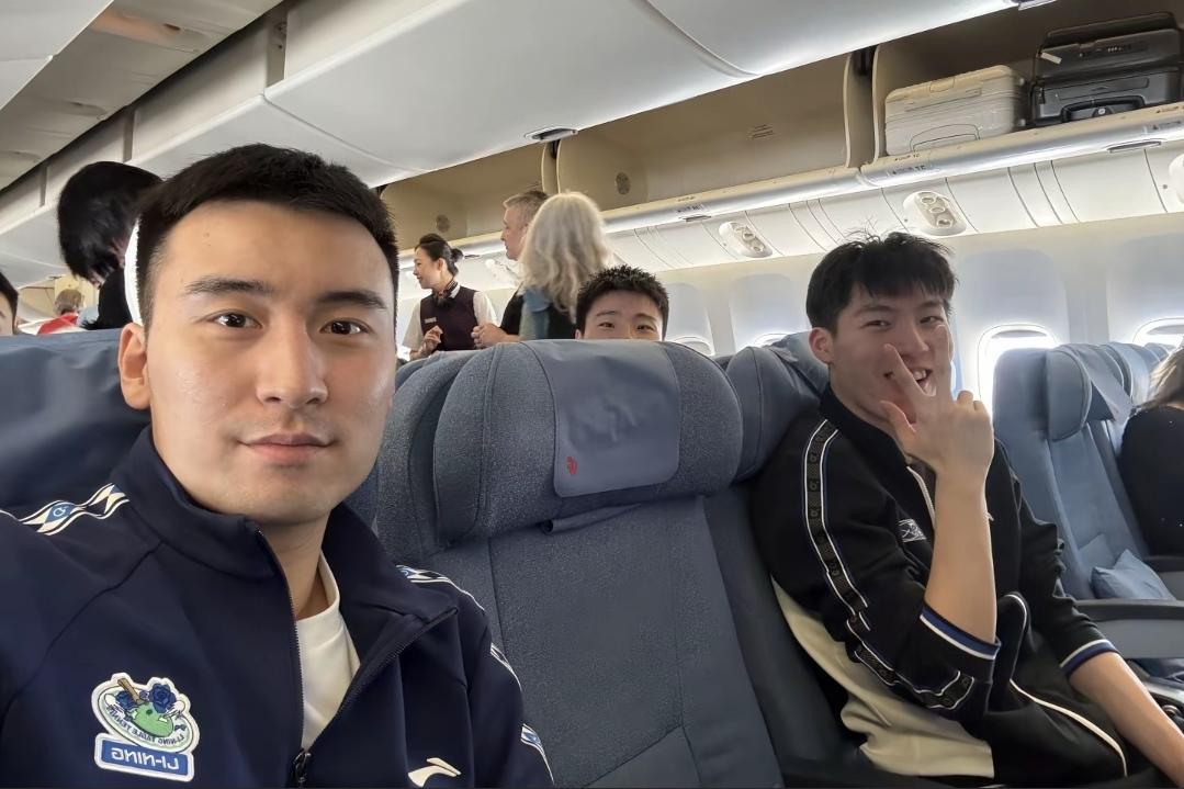 出发，冲！
国乒男队王楚钦的陪练牛冠凯分享的抖音动态，国乒男队和国乒女队的出发伦