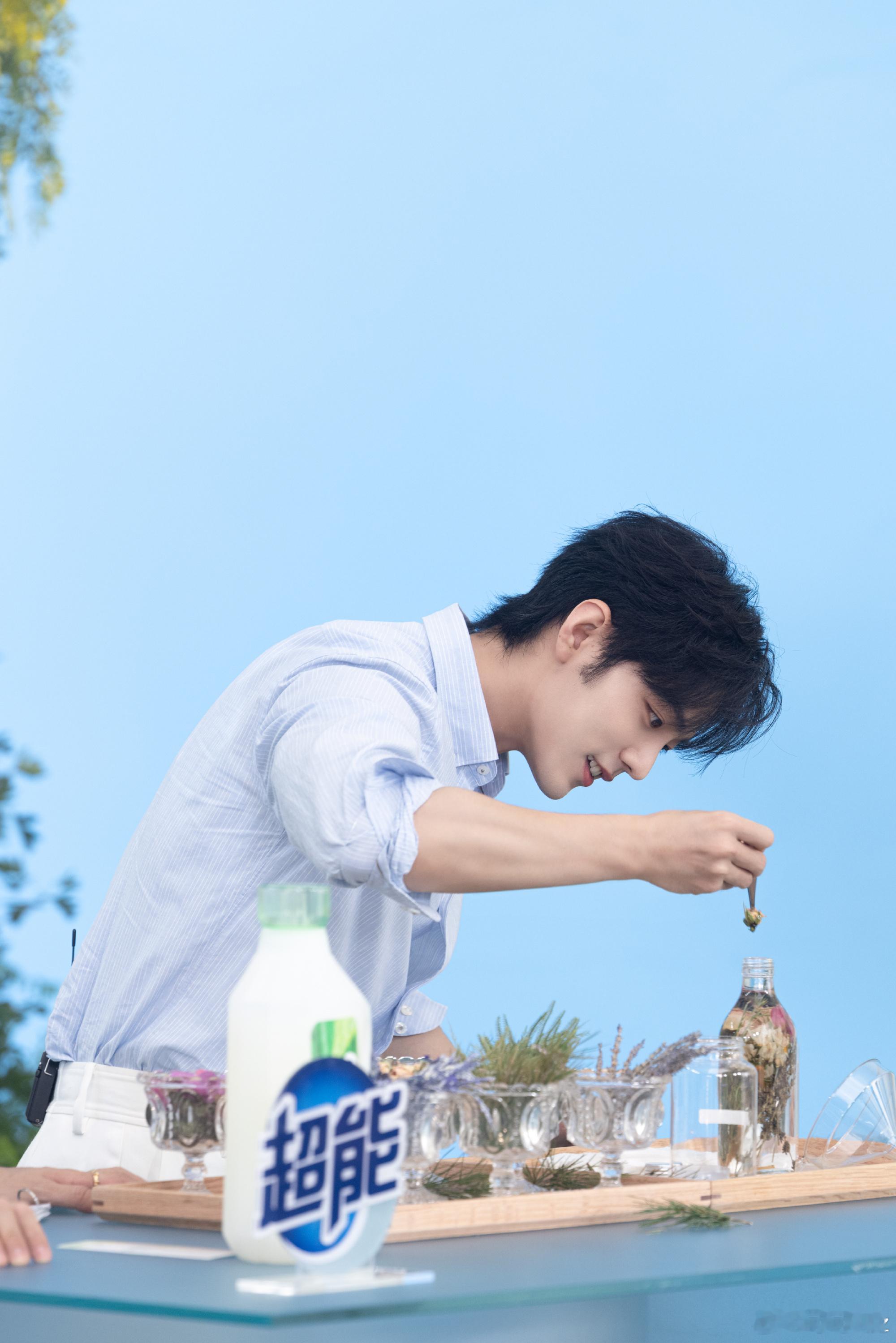 肖战蓝色衬衫清爽男大肖战 怎么可以这么好看，大学学长，眼睛都移不开了！ 