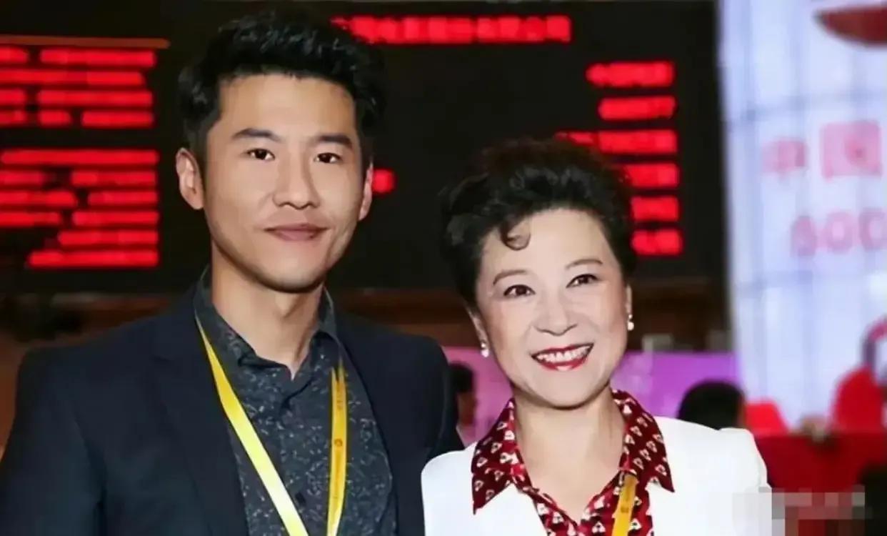 原来王馥荔王骁是一对母子，怪不得长的这么像。
#娱乐圈的缘分# 
#扒一扒娱乐圈
