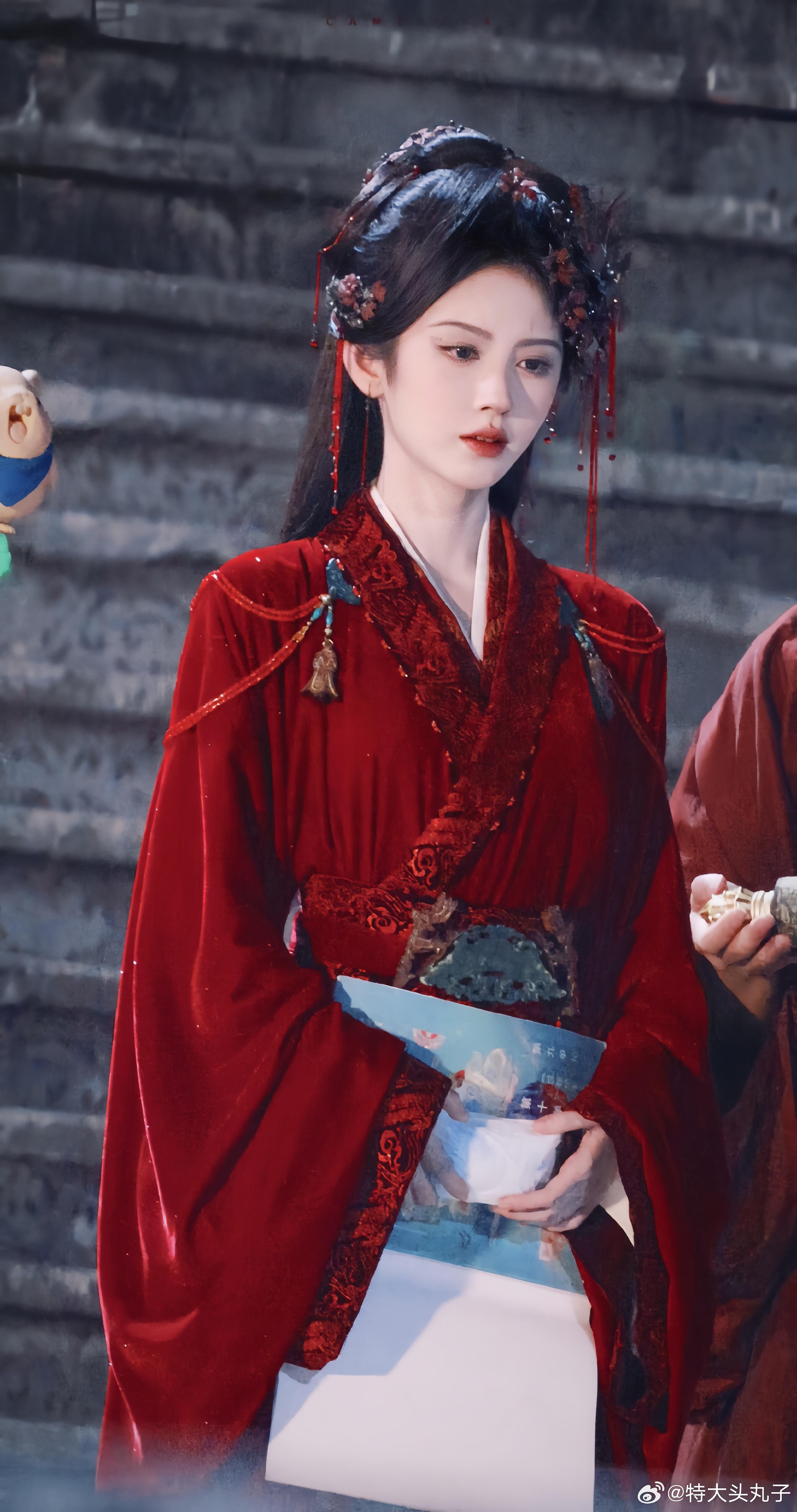 感受鞠婧祎万花世界红衣国师造型