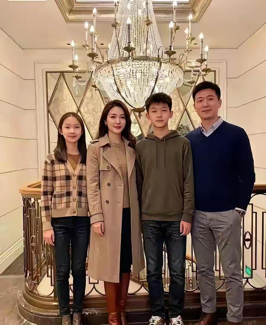 这样图上的一家四口不是什么名人家庭。

有人说这是伊朗前内贾德一家四口，纯属造谣