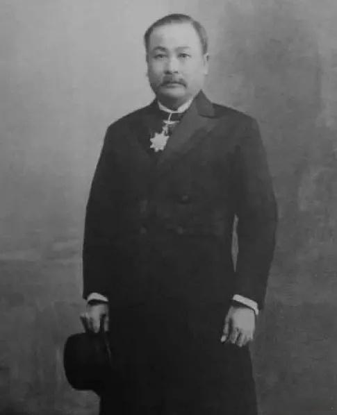 詹天佑修铁路时每月工资1000两银元，换算成人民币等于现在的23万左右。可当别人