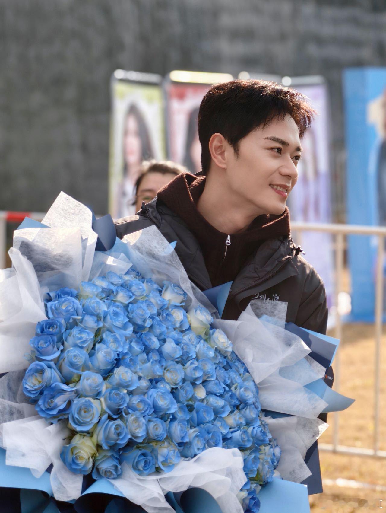 这和直接扑曹骏怀里有什么区别 曹骏抱花营业，粉丝这拍摄视角太会了！对准胸膛的镜头