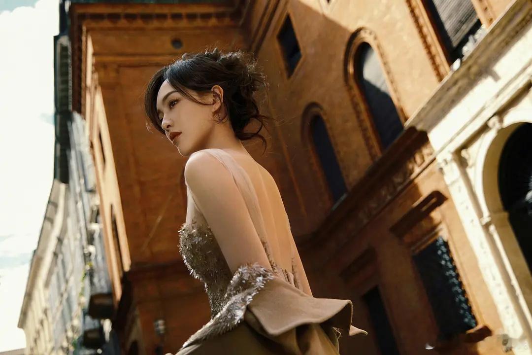 唐嫣巴黎行的造型fendi代言人官宣后的第二套高定火速上身，今年第四套了，这个盘