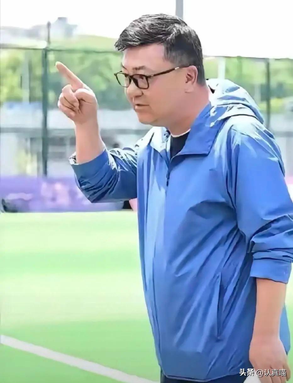 意大利教练当着董路的面，
问出了全场最尴尬的一句话：“你到底是哪个国家的专家？”