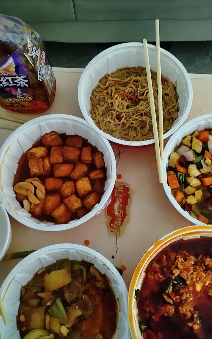 真的“扔”了
我们眼里的美食，老妈
愣是一口没吃，宁可是全部扔掉，她也不动一筷子