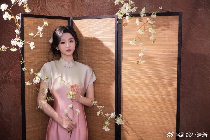 以为李柯以是跨界结果是老本行 李柯以这组大片里那种松弛感不是一天练成的，人家读书