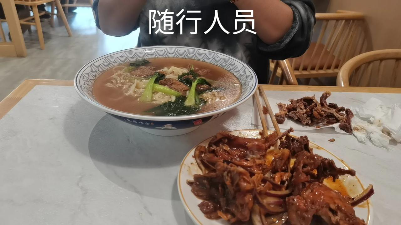 昨天早上，我给鲅鱼圈一年轻老太太打了一个电话：
喂，你家老头回老家回来没有？
没