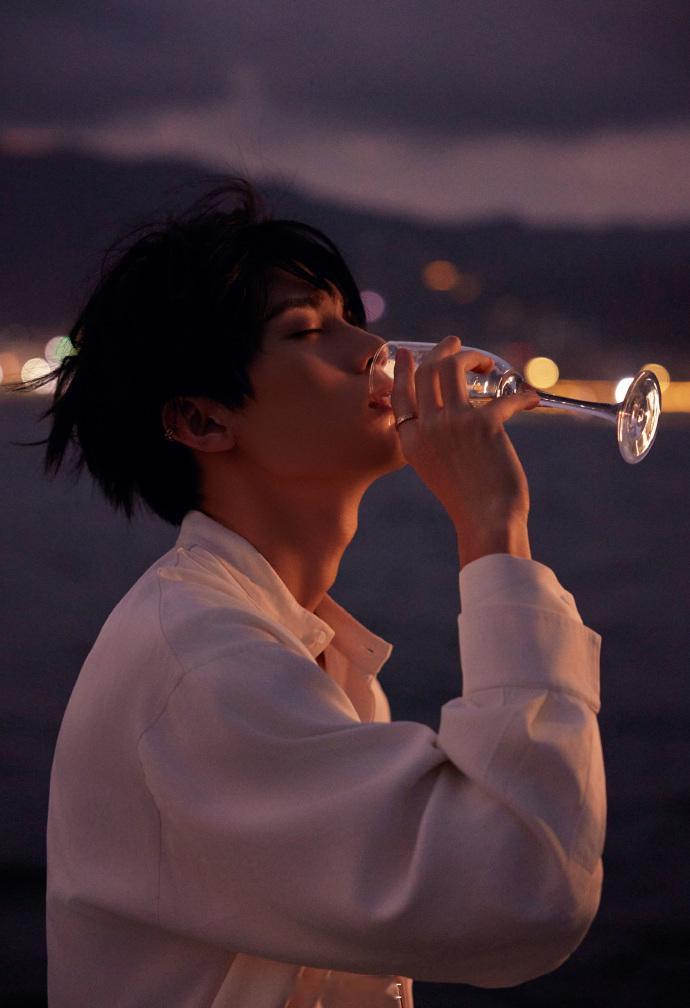 #周翊然白西装上有立体金属花##周翊然白西装游艇大片# 周翊然的VOGUE出发图