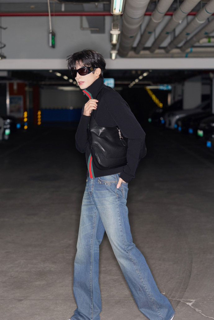 宋威龙出发图 宋威龙墨镜一戴即刻出发 宋威龙出发图有，立领上衣搭配牛仔裤，宋威龙