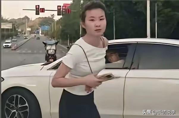 重庆拦车女子要社死了，同时社死的还有她的老公。

他们现在已经不是强行加塞这一件