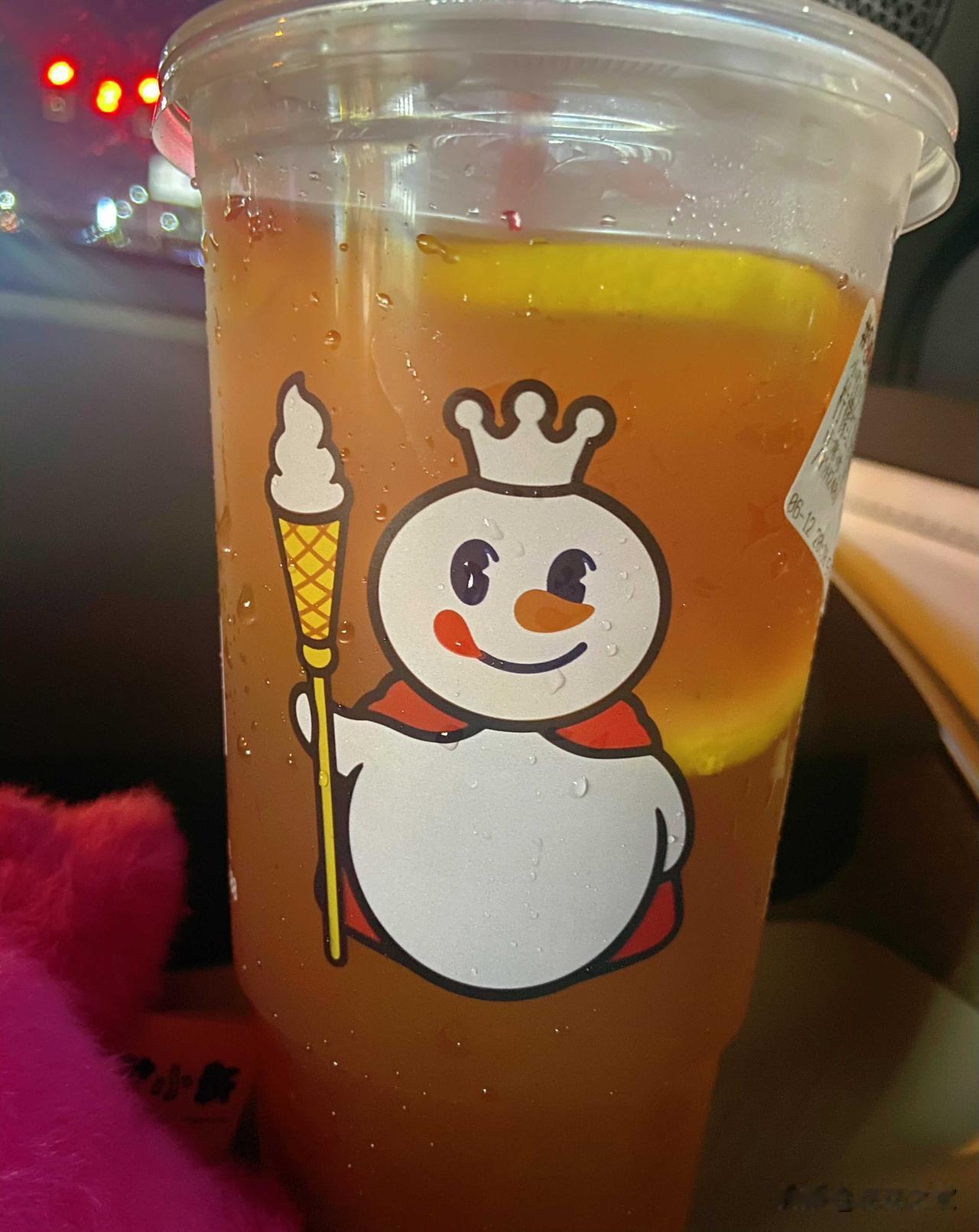 纯果汁和碳酸饮料哪个更健康，这个不取决于种类，而取决于食材。

果汁如果是好水果