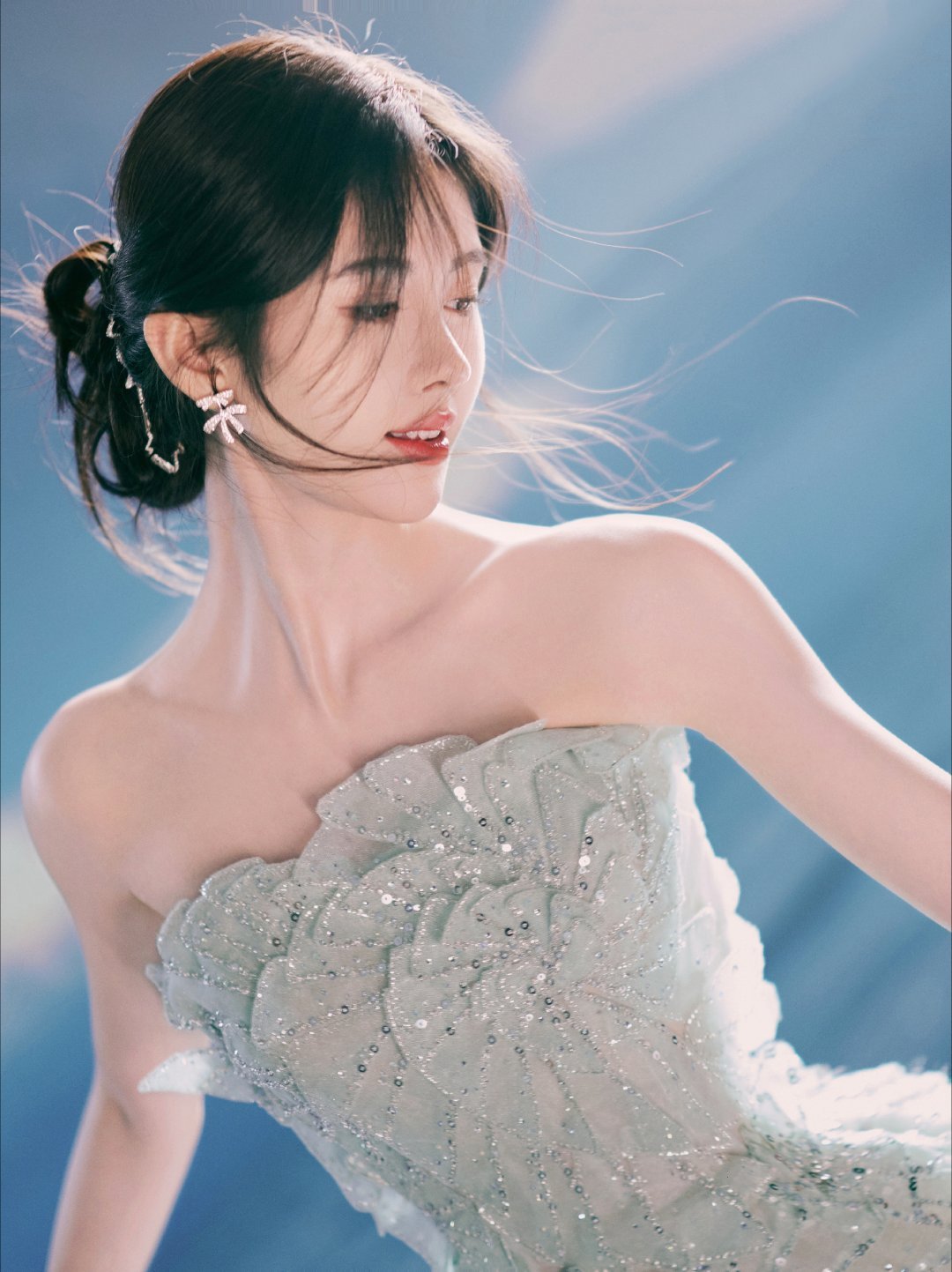 #鞠婧祎[超话]##鞠婧祎叠羽轻扬#小鞠一袭浅绿色抹胸长裙美得好灵动～宛若镜中花