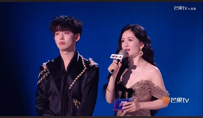 虽然说主持人不是演员不需要你表演痛哭流涕但也不能一直这样不看眼色吧，对面哭得抱成