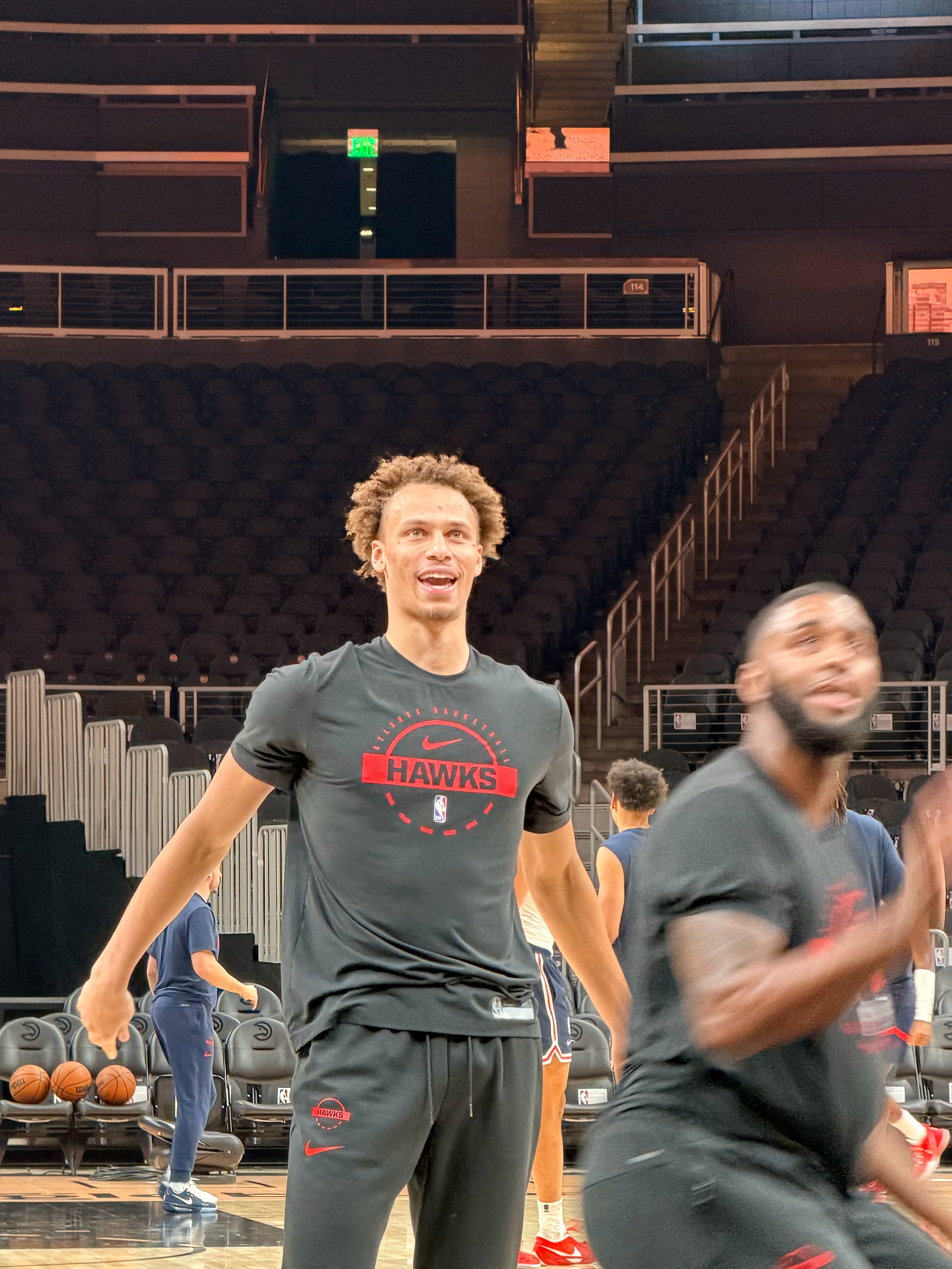 前方报道赛前的戴森，看看今天的小抛投准度如何chinahawks // 亚特兰大