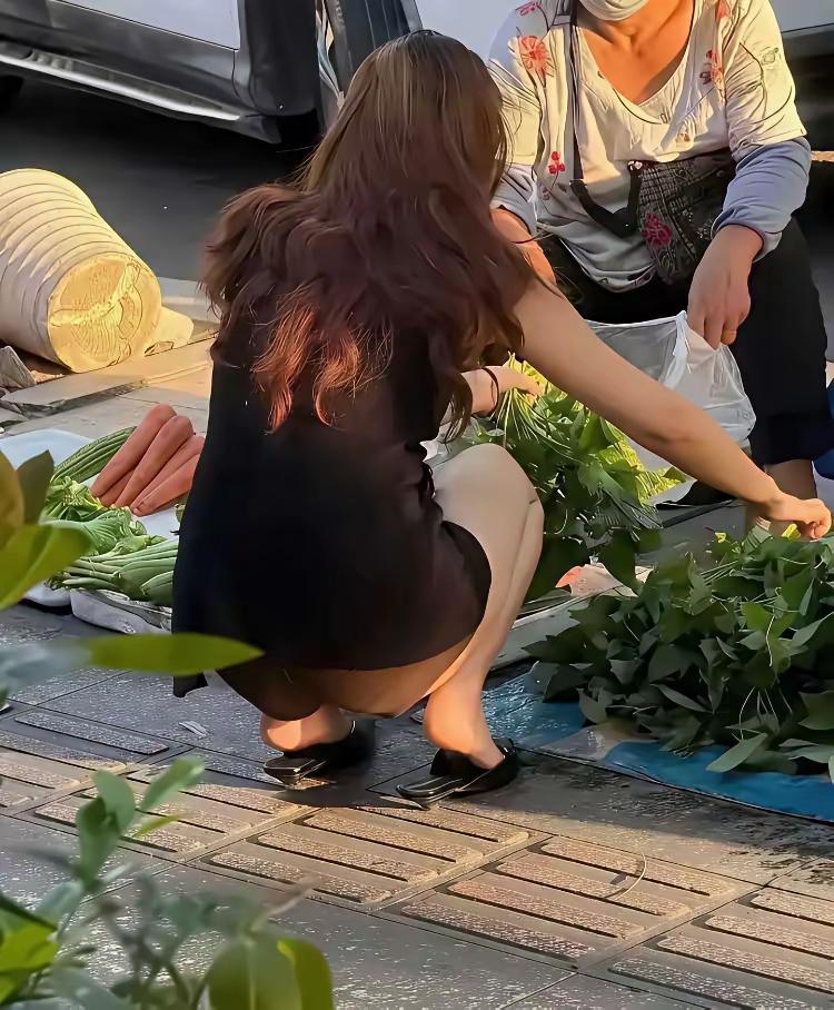 街边小摊的蔬菜，新鲜又便宜，生活的小确幸🥬💰你认为一个人最可贵的品质是什么 