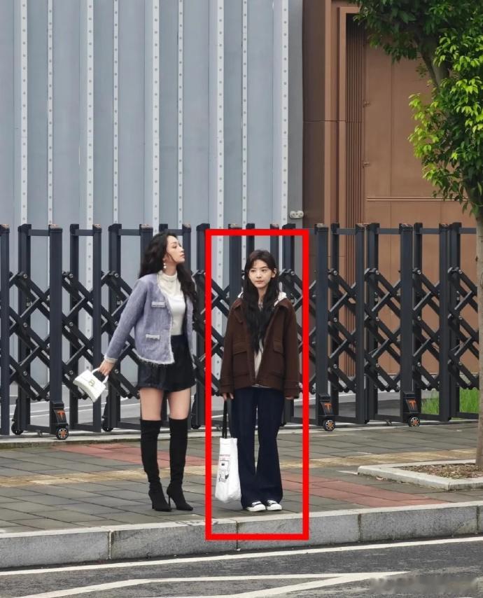 章若楠线下美出新高度，脸小肤白透亮超惊艳！原相机都扛不住她的美，女明星的魅力果然