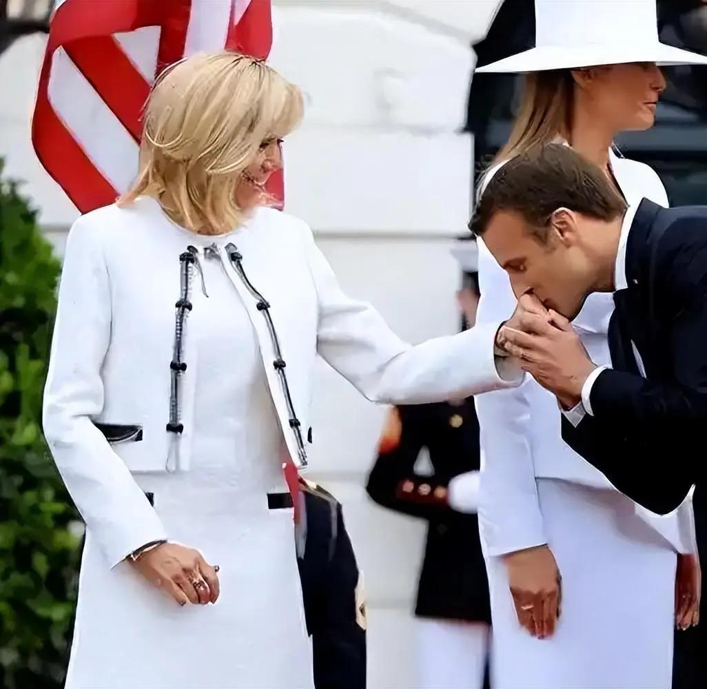 马克龙这趟成都之旅。
直接把熊猫也定下来了！
中法建交也已确定！

熊猫很可爱。