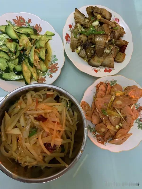 今日美食打卡忙活一上午，亲自下厨做了顿家常午饭。荤素搭配简简单单，没有外面饭店精