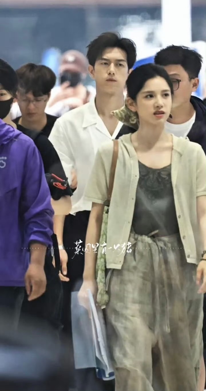 李现张婧仪两张权威的脸路透