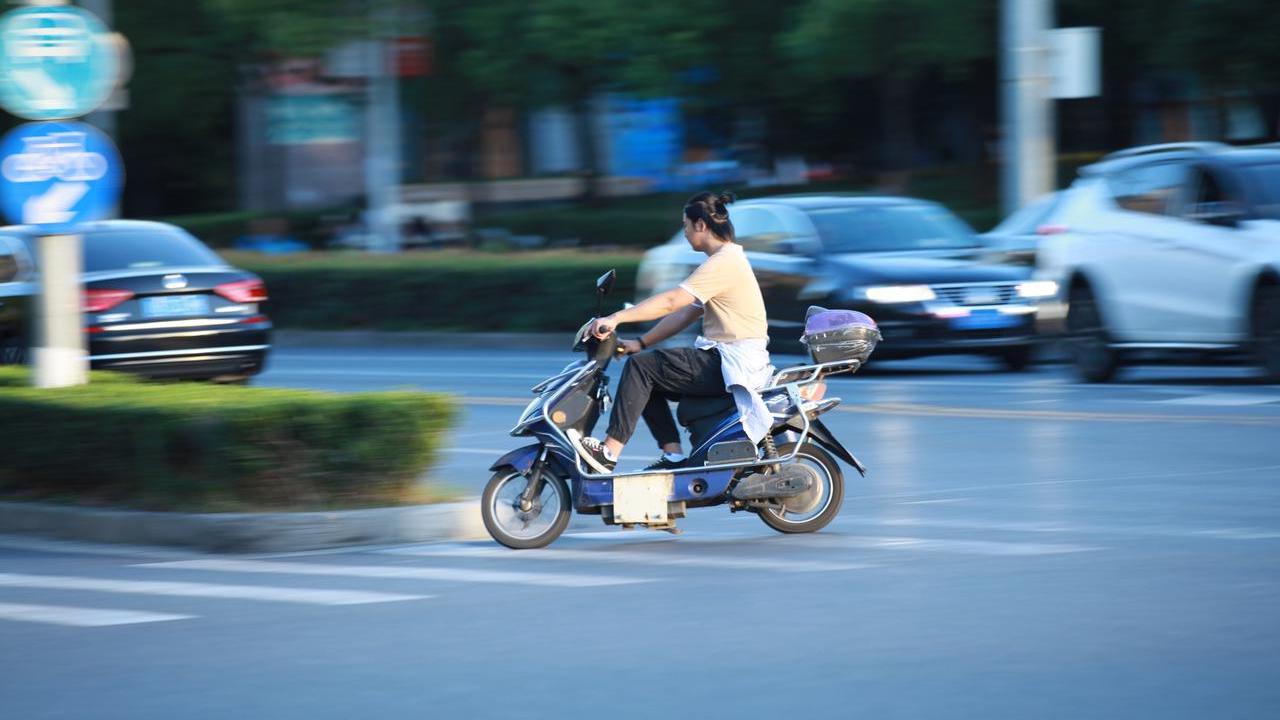 衡阳骑电动车、摩托车的速看！严查开始！
 
衡阳启动为期6个月摩托车、电动车专项