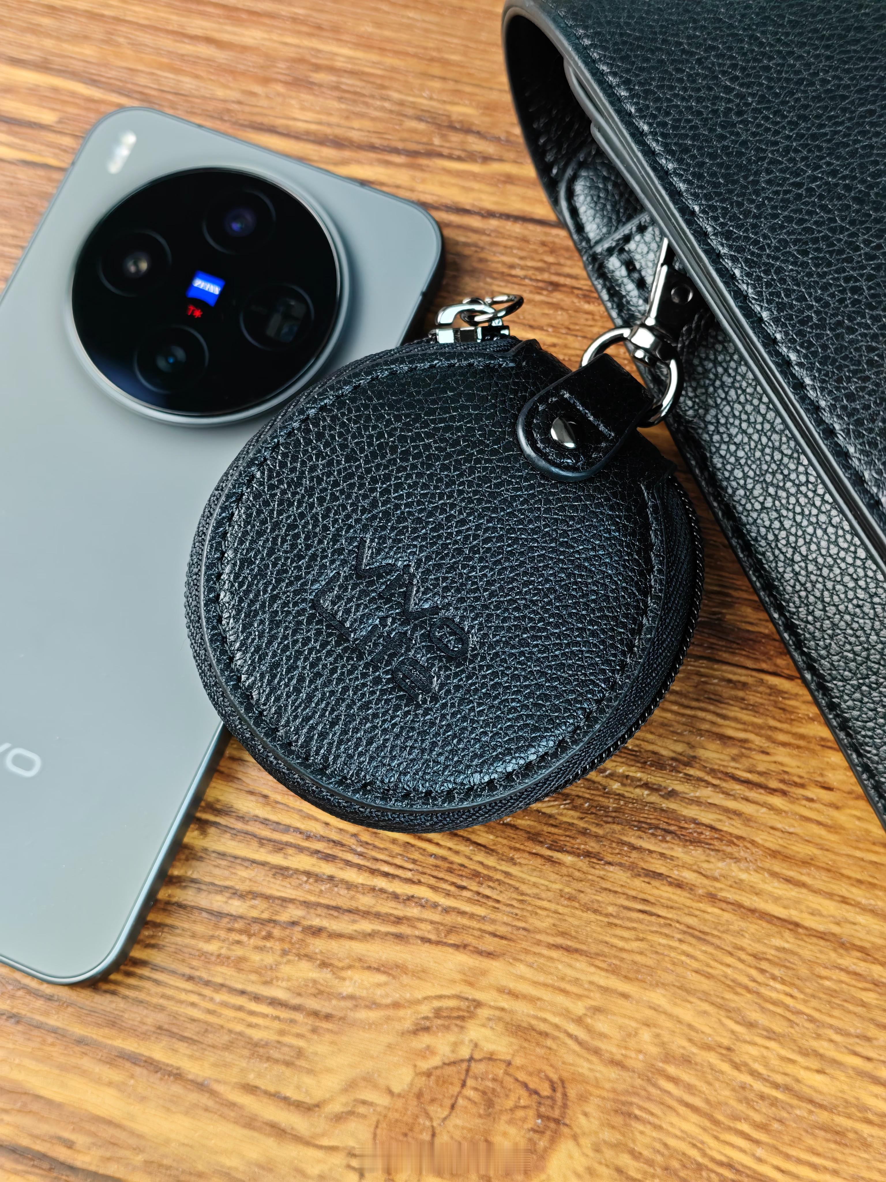 vivo还给摄影套装做了一个包，正好可以装下手机和增距镜套装，而且质感很不错vi