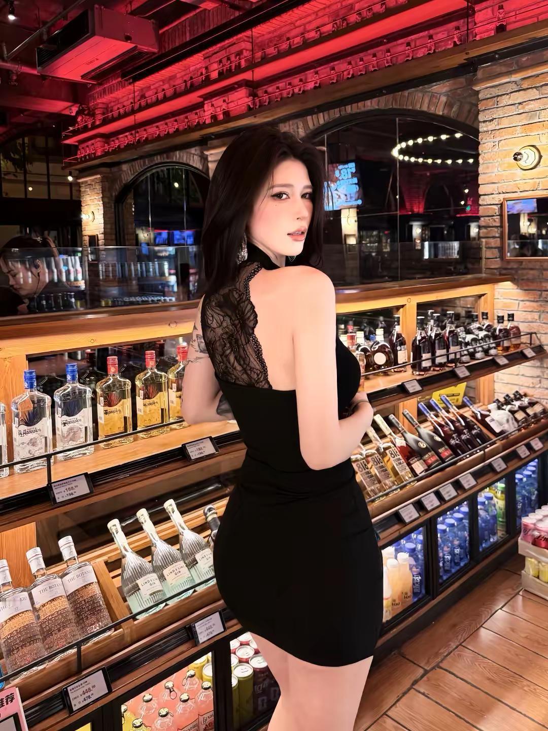 我说爱是削足适履而不是退而求其次。御姐 酒意黑裙 辣妹穿搭