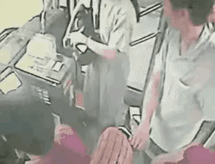 太可怕了
光天化日之下，一男子竟然公然猥亵妇女摸胸
一男子在公交车上趁女子刷卡间