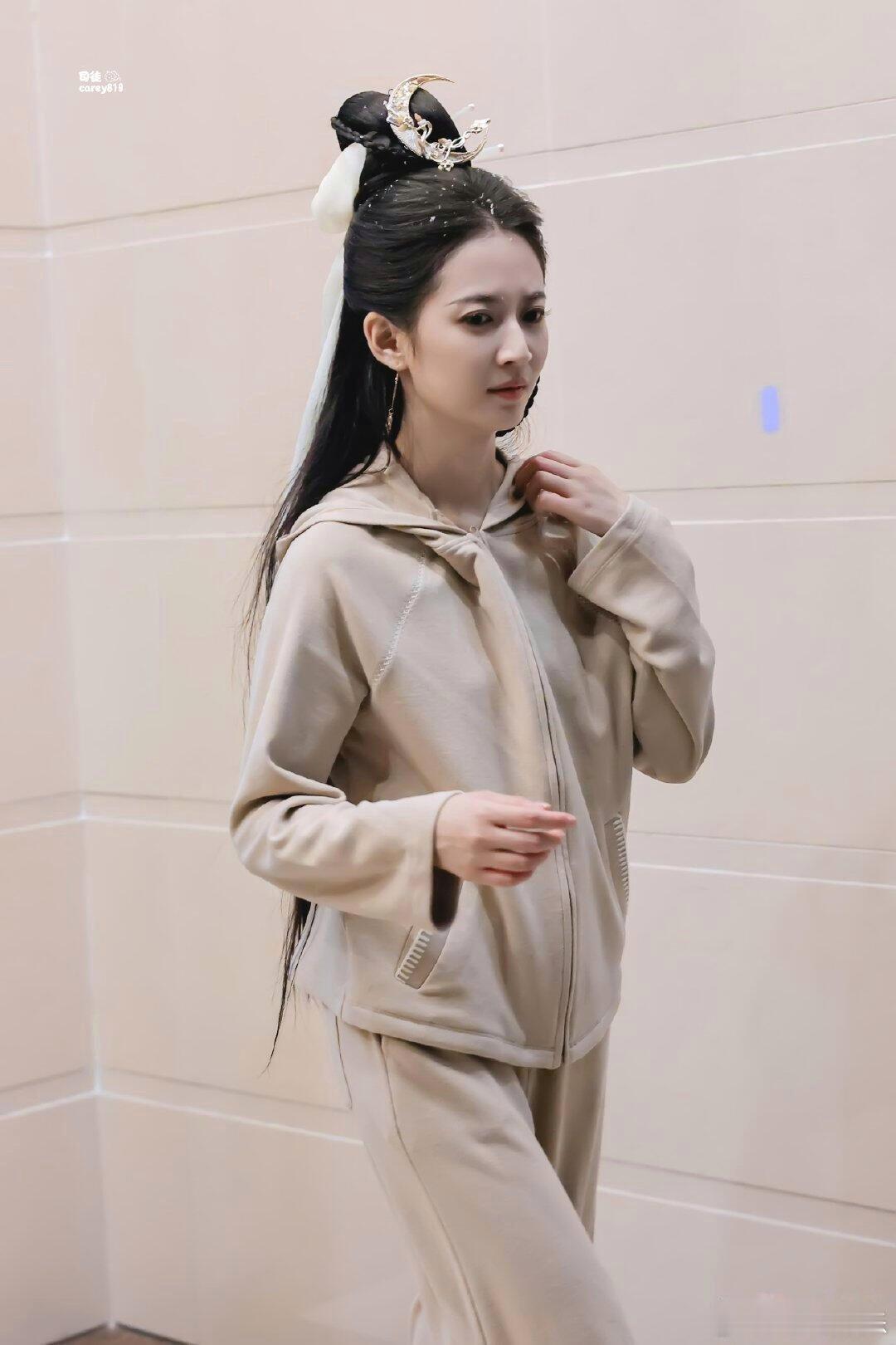 陈钰琪新路透 回头这个小表情好可爱。 ​​​