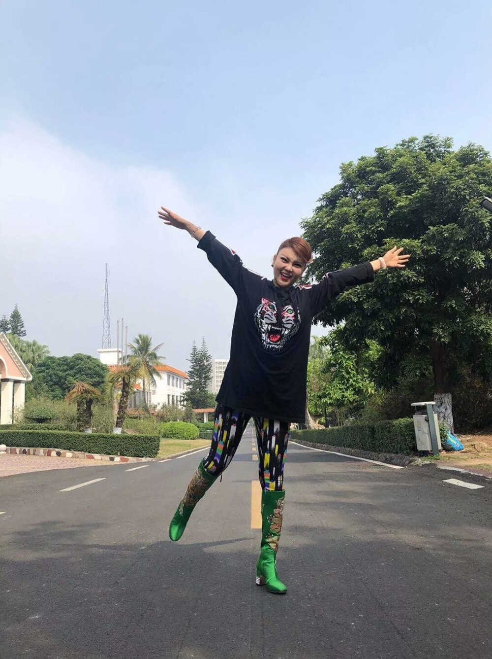 sofuckit说我雅穿着虎皮尖椒还傻笑，问她什么意思？ 