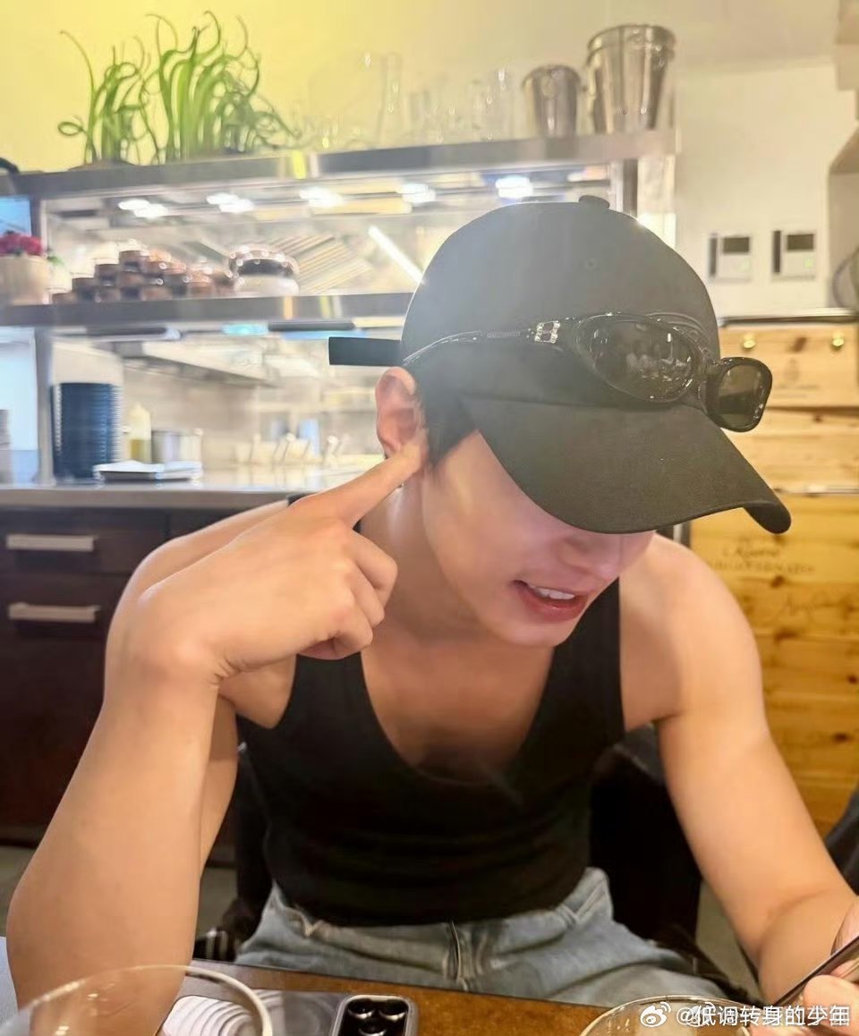 何与 ins更新！哇，这身材平时是爱健身的！男友力爆棚