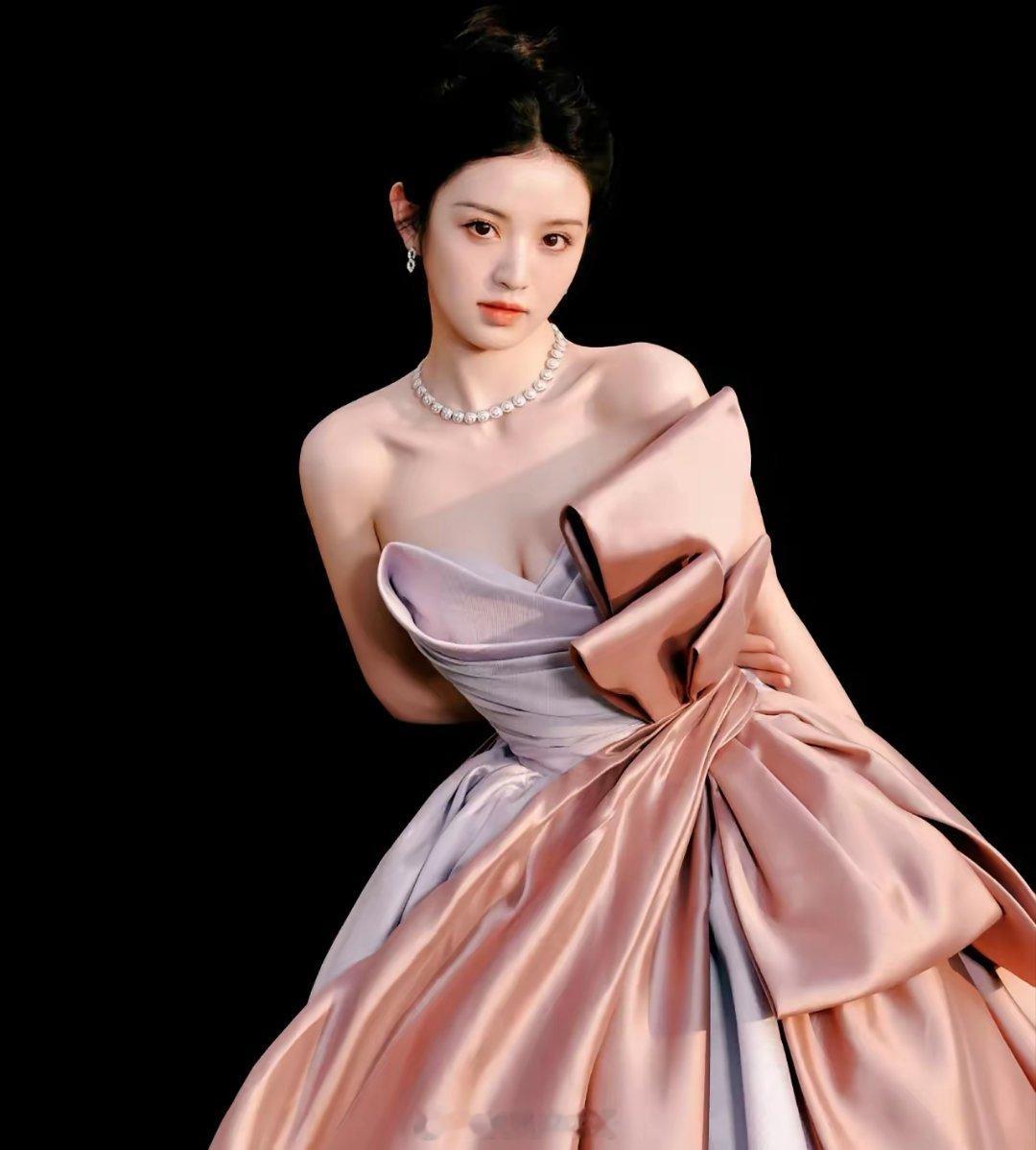 田曦薇无刘海半扎发的造型也太美了！完全现偶女主既视感 把片场走成秀场太权威了。勇