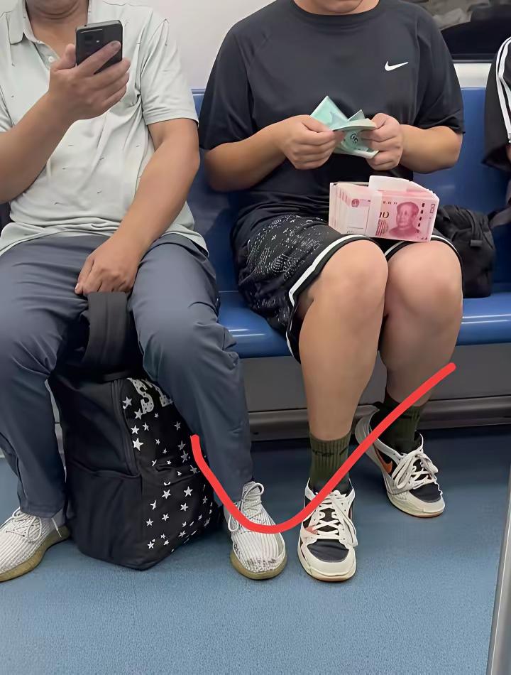 敢坐在地铁上面当众数钱，这种安全感只在我们的国家才有，地铁上，这个男子从口袋里掏